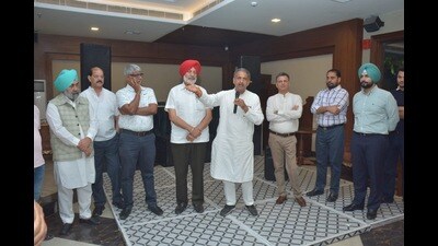 Congress’ Anandpur Sahib candidate Vijay Inder Singla interacting with industrialists in Mohali on Sunday. (HT Photo)