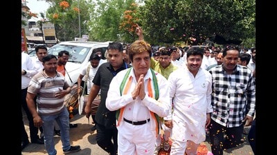 Congress candidate, Raj Babbar held a public meeting at Shikohpur, Dundahera and other parts of the city on Sunday. (HT PHOTO.) Congress candidate, Raj Babbar held a public meeting at Shikohpur, Dundahera and other parts of the city on Sunday. (HT PHOTO.)