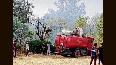 Fire tenders dousing the flames in the jungles of Mand Chaunta village, Koom Kalan, in Ludhiana on Sunday. (HT Photo)