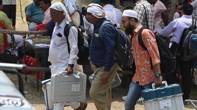 Polling officials leave for their booths for the fifth phase of the general election at Smriti Upvan in Lucknow on Sunday. (Deepak Gupta/HT Photo)