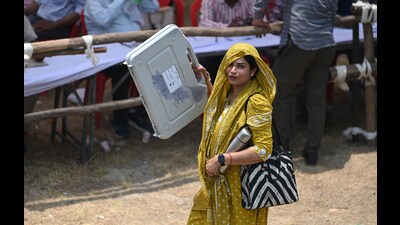 Polling officials leave for their booths for the fifth phase of the General Election at Smriti Upvan Lucknow. (Deepak Gupta/ht) Polling officials leave for their booths for the fifth phase of the General Election at Smriti Upvan Lucknow. (Deepak Gupta/ht)