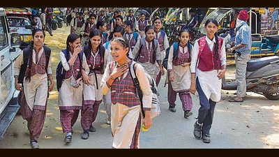 Students leave after school hours amid scorching heat in Ludhiana. PAU officials said that no respite from the heat is likely till May 20. (HT File)