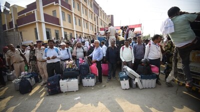 Lok Sabha Election 2024 Phase 5: Of the 49 Lok Sabha seats, 14 are from Uttar Pradesh, 13 from Maharashtra, 7 from West Bengal, 5 from Bihar, 3 from Jharkhand, 5 from Odisha and one each from Jammu and Kashmir and Ladakh. In the pic, polling officers from Bihar's Hajipur on the eve of Phase 5 voting. ( Santosh Kumar/HT Photo) Lok Sabha Election 2024 Phase 5: Of the 49 Lok Sabha seats, 14 are from Uttar Pradesh, 13 from Maharashtra, 7 from West Bengal, 5 from Bihar, 3 from Jharkhand, 5 from Odisha and one each from Jammu and Kashmir and Ladakh. In the pic, polling officers from Bihar's Hajipur on the eve of Phase 5 voting. ( Santosh Kumar/HT Photo)