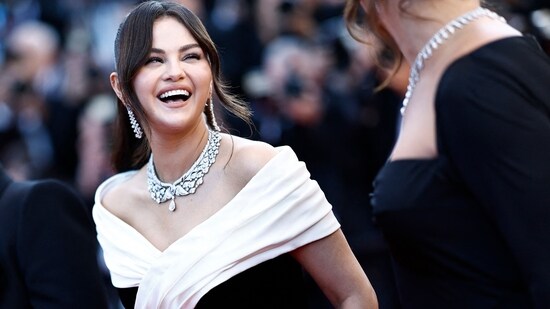 Selena Gomez styled her breathtaking look with Bulgari diamond jewellery.(Photo by Sameer Al-Doumy / AFP) Selena Gomez styled her breathtaking look with Bulgari diamond jewellery.(Photo by Sameer Al-Doumy / AFP)