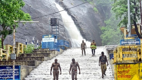Tenkasi: Tamil Nadu Fire and Rescue Service personnel are at the spot after heavy rains caused flash flood at Old Courtallam Falls in Tenkasi district.  A teenage boy was washed away in a flash flood.  Nilgiri district advises tourists to postpone trips amid forecast of heavy rain, flash flood in Tenkasi (PTI photo)