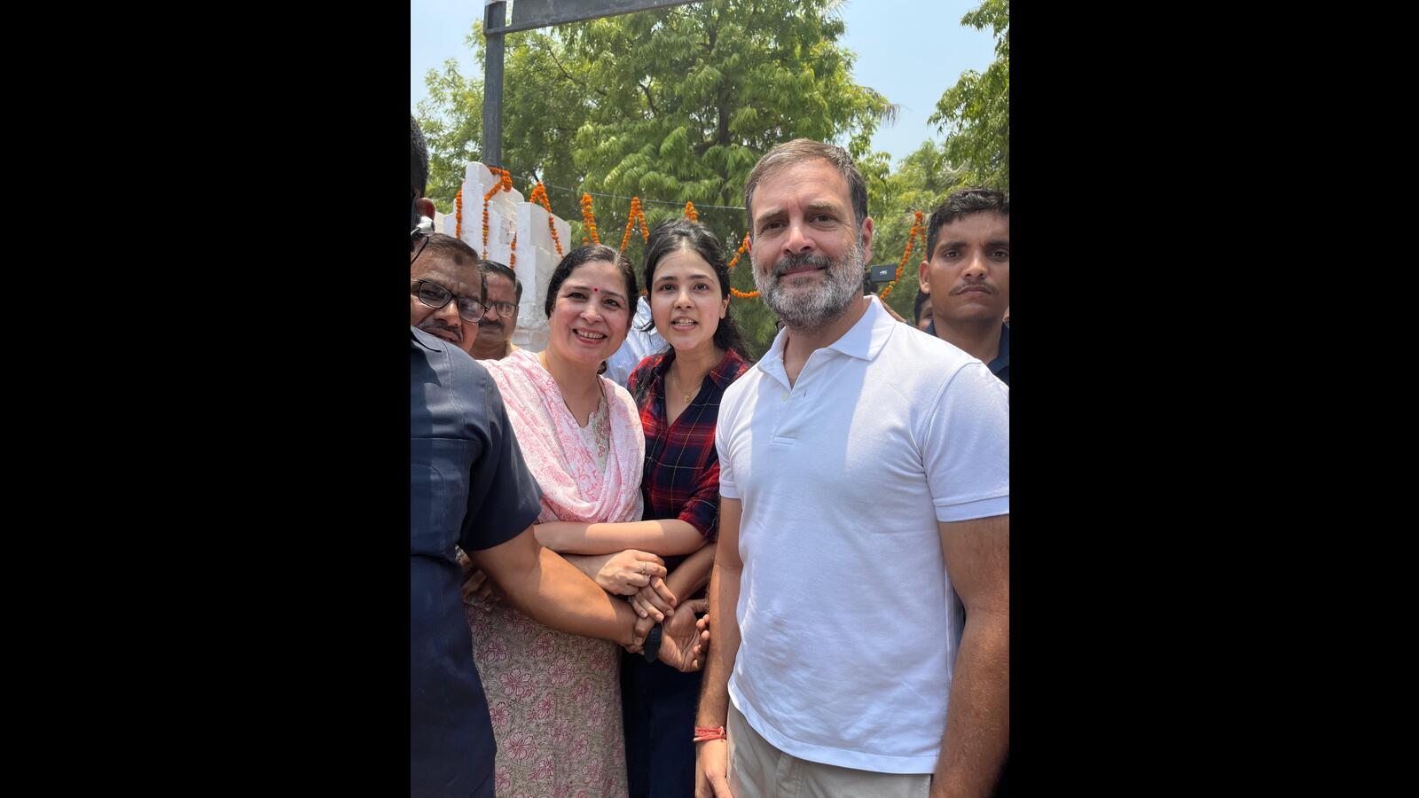 Polling in Rae Bareli, Amethi: Rahul mingles with workers, voters; coaxes naysayers to vote - Vimarsana News