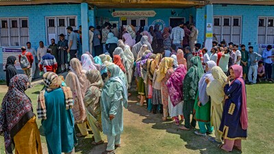 Voters wait in queue to cast their votes in Bandipore, Union Territory of Jammu and Kashmir. (PTI) Voters wait in queue to cast their votes in Bandipore, Union Territory of Jammu and Kashmir. (PTI)