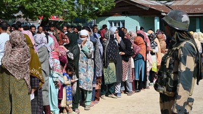 People stand in queue to cast their votes outside a polling booth during the fifth phase Lok Sabha elections. (Photo By Waseem Andrabi /Hindustan Times)