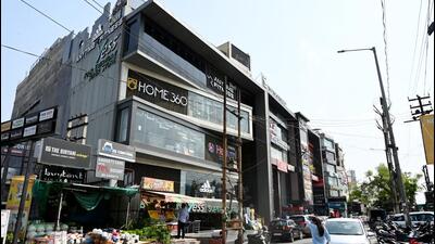 Flanked by premium residential societies and located near the Noida-Greater Noida expressway, the Sector 104 market has emerged as a popular hotspot for people of all age groups. (Sunil Ghosh/HT Photo) Flanked by premium residential societies and located near the Noida-Greater Noida expressway, the Sector 104 market has emerged as a popular hotspot for people of all age groups. (Sunil Ghosh/HT Photo)