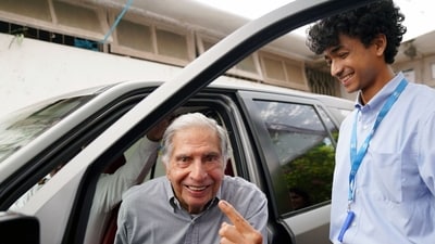 Lok Sabha elections 2024: Ratan Tata, chairman emeritus of Tata Sons Ltd., shows his inked finger after voting in Mumbai. (Bloomberg) Lok Sabha elections 2024: Ratan Tata, chairman emeritus of Tata Sons Ltd., shows his inked finger after voting in Mumbai. (Bloomberg)