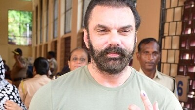 His brother Sohail Khan also cast his vote later in the evening, while the rest of the family cast their vote in the morning. His brother Sohail Khan also cast his vote later in the evening, while the rest of the family cast their vote in the morning.