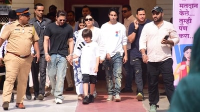 He was accompanied by Gauri and their sons Aryan and AbRam, apart from daughter Suhana. He was accompanied by Gauri and their sons Aryan and AbRam, apart from daughter Suhana.