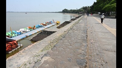 Sukhna Lake bears a deserted look amid rising temperature in the afternoon on Monday. (Keshav Singh/HT)
