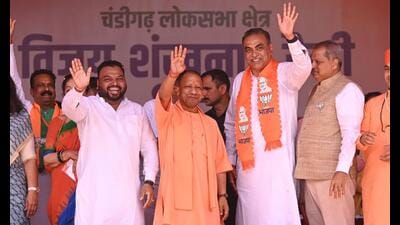Uttar Pradesh chief minister Yogi Adityanath with BJP candidate Sanjay Tandon during a public meeting in Maloya in Chandigarh. (Ravi Kumar/HT) Uttar Pradesh chief minister Yogi Adityanath with BJP candidate Sanjay Tandon during a public meeting in Maloya in Chandigarh. (Ravi Kumar/HT)