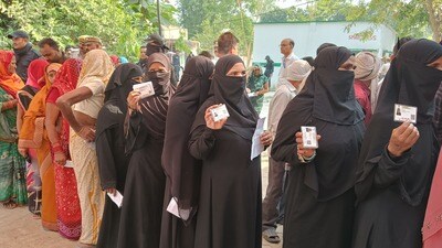 Voters queue up at a polling booth to cast their votes in Kaushambi parliamentary constituency on Monday. (HT Photo) Voters queue up at a polling booth to cast their votes in Kaushambi parliamentary constituency on Monday. (HT Photo)