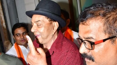 Dharmendra also cast his vote in the early morning hours. Dharmendra also cast his vote in the early morning hours.