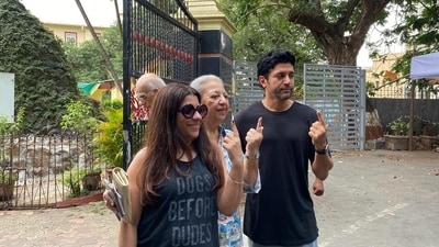 Farhan Akhtar, Zoya Akhtar and Honey Irani cast votes. Farhan Akhtar, Zoya Akhtar and Honey Irani cast votes.
