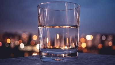 For optimal digestion and health, it's best to give yourself a 30-minute pause after eating before reaching for that water bottle. This pause will make sure your digestive health isn't compromised and your body is adequately hydrated. (Pixabay) For optimal digestion and health, it's best to give yourself a 30-minute pause after eating before reaching for that water bottle. This pause will make sure your digestive health isn't compromised and your body is adequately hydrated. (Pixabay)