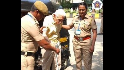 Mumbai Police assisted a 101-year-old retired army officer in casting his vote. (Instagram/@mumbaipolice) Mumbai Police assisted a 101-year-old retired army officer in casting his vote. (Instagram/@mumbaipolice)