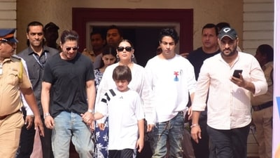 Shah Rukh Khan with wife Gauri Khan, daughter Suhana Khan and sons AbRam and Aryan. Shah Rukh Khan with wife Gauri Khan, daughter Suhana Khan and sons AbRam and Aryan.