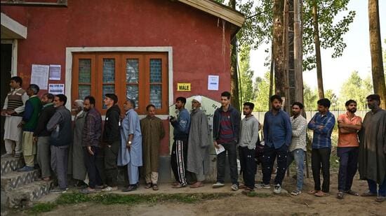 Voters stand in queue to outside a polling booth for Baramulla Lok Sabha seat. (Waseem Andrabi /HT)