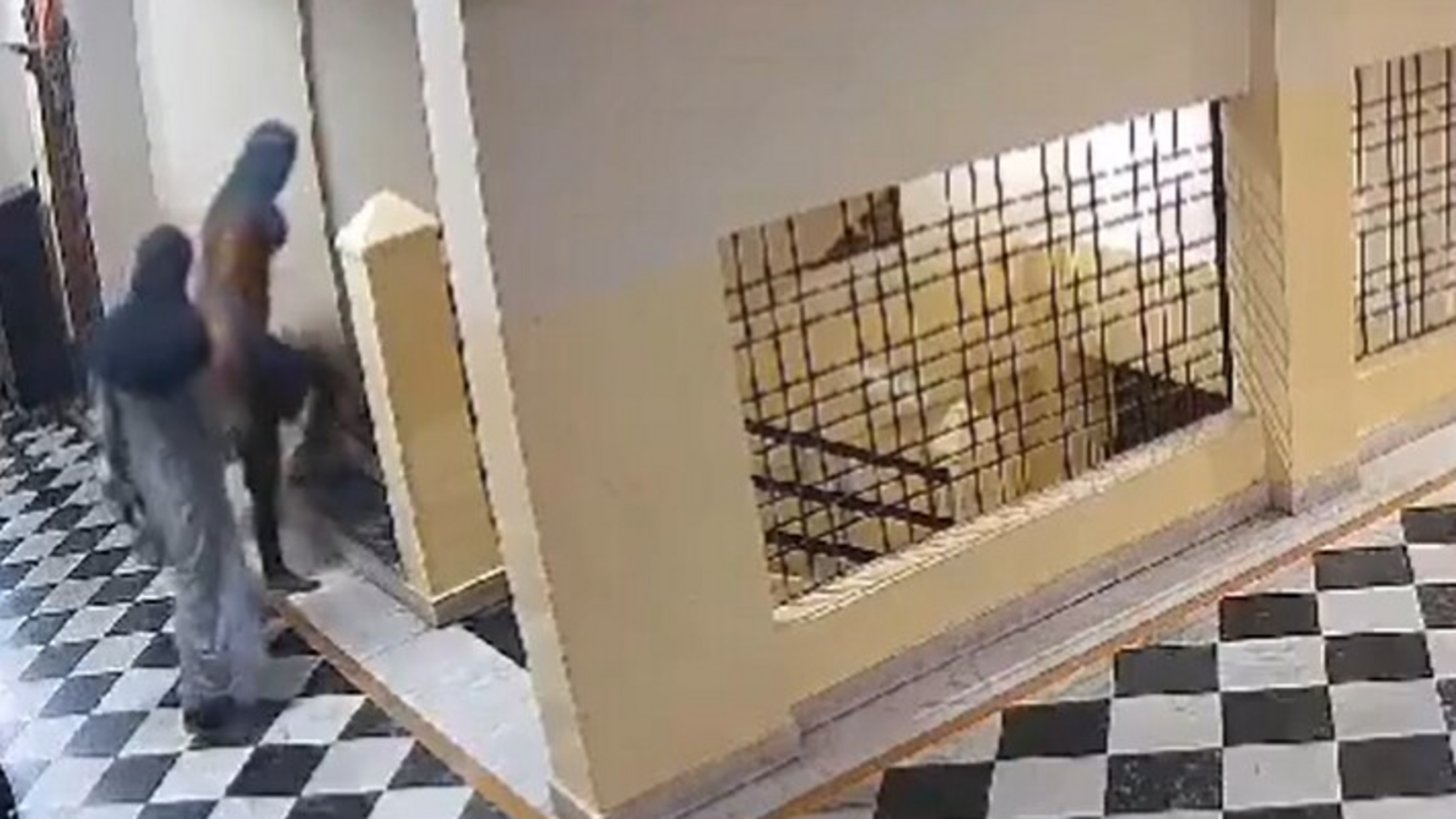 Chudidar gang loots Hyderabad apartment, takes off with gold, cash and more, robbery caught on CCTV - Vimarsana News
