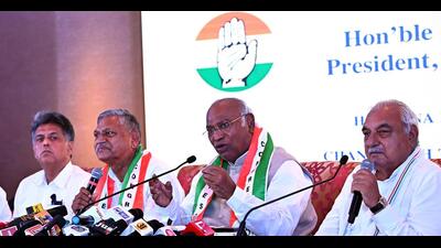 (From left) Congress Lok Sabha candidate from Chandigarh Manish Tewari, party’s Haryana unit chief Udai Bhan, Congress president Mallikarjun Kharge and Haryana leader of Opposition Bhupinder Singh Hooda during a press conference in Chandigarh, on Tuesday. (Keshav Singh/HT) (From left) Congress Lok Sabha candidate from Chandigarh Manish Tewari, party’s Haryana unit chief Udai Bhan, Congress president Mallikarjun Kharge and Haryana leader of Opposition Bhupinder Singh Hooda during a press conference in Chandigarh, on Tuesday. (Keshav Singh/HT)
