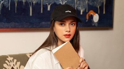 Aditi Rao Hydari finally leaves for Cannes 2024. Aditi Rao Hydari finally leaves for Cannes 2024.