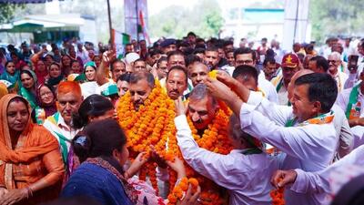 CM Sukhvinder Singh Sukhu being welcomed by Congress workers at a campaign rally in Barsar, Hamirpur. (HT Photo) CM Sukhvinder Singh Sukhu being welcomed by Congress workers at a campaign rally in Barsar, Hamirpur. (HT Photo)