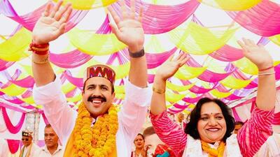 Congress’ Mandi Lok Sabha candidate Vikramaditya Singh and party leader Champa Thakur campaigning in Mandi Sadar. (HT Photo) Congress’ Mandi Lok Sabha candidate Vikramaditya Singh and party leader Champa Thakur campaigning in Mandi Sadar. (HT Photo)