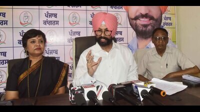 Former ADGP Gurinder Singh Dhillon with other Congress leaders addressing the media in Ludhiana on Tuesday. (Gurpreet Singh/HT)