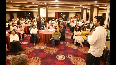 Jannayak Janta Party (JJP) Gurgaon Lok Sabha seat candidate, Rahul Yadav, addresses RWA members of different residential societies in Gurugram ahead of the polls scheduled for May 25. (HT PHOTO) Jannayak Janta Party (JJP) Gurgaon Lok Sabha seat candidate, Rahul Yadav, addresses RWA members of different residential societies in Gurugram ahead of the polls scheduled for May 25. (HT PHOTO)