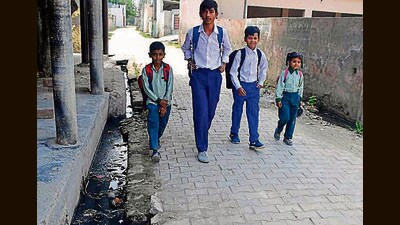 Locals allege open drains have become breeding grounds for mosquitoes in Ludhiana’s Aliwal village. (Mainsh/HT)