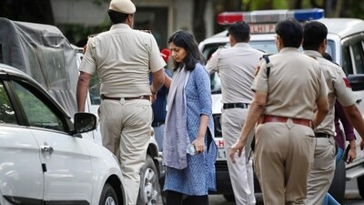 A team of Delhi Police along with AAP MP Swati Maliwal at the residence of Delhi Chief Minister Arvind Kejriwal in New Delhi. (HT photo)