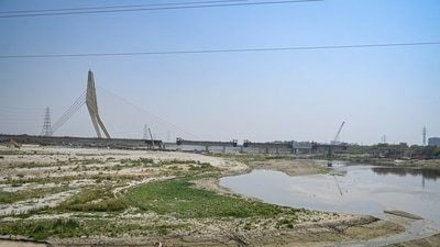 The Yamuna has started drying up due to extensive heat at Wazirabad in New Delhi. (Sanchit Khanna/HT Photo) The Yamuna has started drying up due to extensive heat at Wazirabad in New Delhi. (Sanchit Khanna/HT Photo)