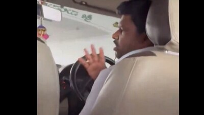 Snapshot of the driver getting into an argument with the passenger. (X/@atharvdawar) Snapshot of the driver getting into an argument with the passenger. (X/@atharvdawar)