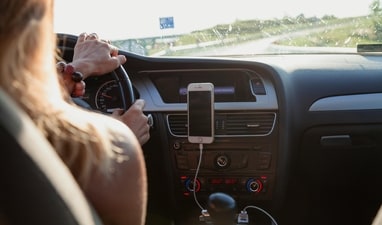 Ease your purchase of car dash cameras with our detailed buying guide. (Pexels)
