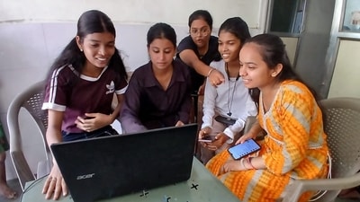 Thane students are checking the Maharashtra HSC Board 12th result. (Praful Gangurde HT photos) Thane students are checking the Maharashtra HSC Board 12th result. (Praful Gangurde HT photos)