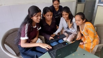 Thane students are checking the Maharashtra HSC Board 12th result. (Praful Gangurde HT photos) Thane students are checking the Maharashtra HSC Board 12th result. (Praful Gangurde HT photos)