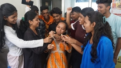 After the announcement of Maharashtra HSC Board 12th result, students are seen giving sweet in Thane (Praful Gangurde) After the announcement of Maharashtra HSC Board 12th result, students are seen giving sweet in Thane (Praful Gangurde)