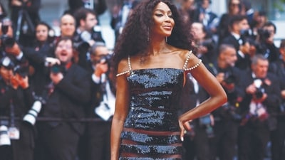 Naomi Campbell re-wore a black sequin Chanel dress from their Autumn/Winter 1996 collection (Photo: Reuters) Naomi Campbell re-wore a black sequin Chanel dress from their Autumn/Winter 1996 collection (Photo: Reuters)