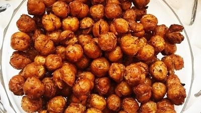 1. Roasted chickpeas are easy to digest; they improve iron, keep you full as they are protein-rich and provide immense energy. (Pixabay) 1. Roasted chickpeas are easy to digest; they improve iron, keep you full as they are protein-rich and provide immense energy. (Pixabay)