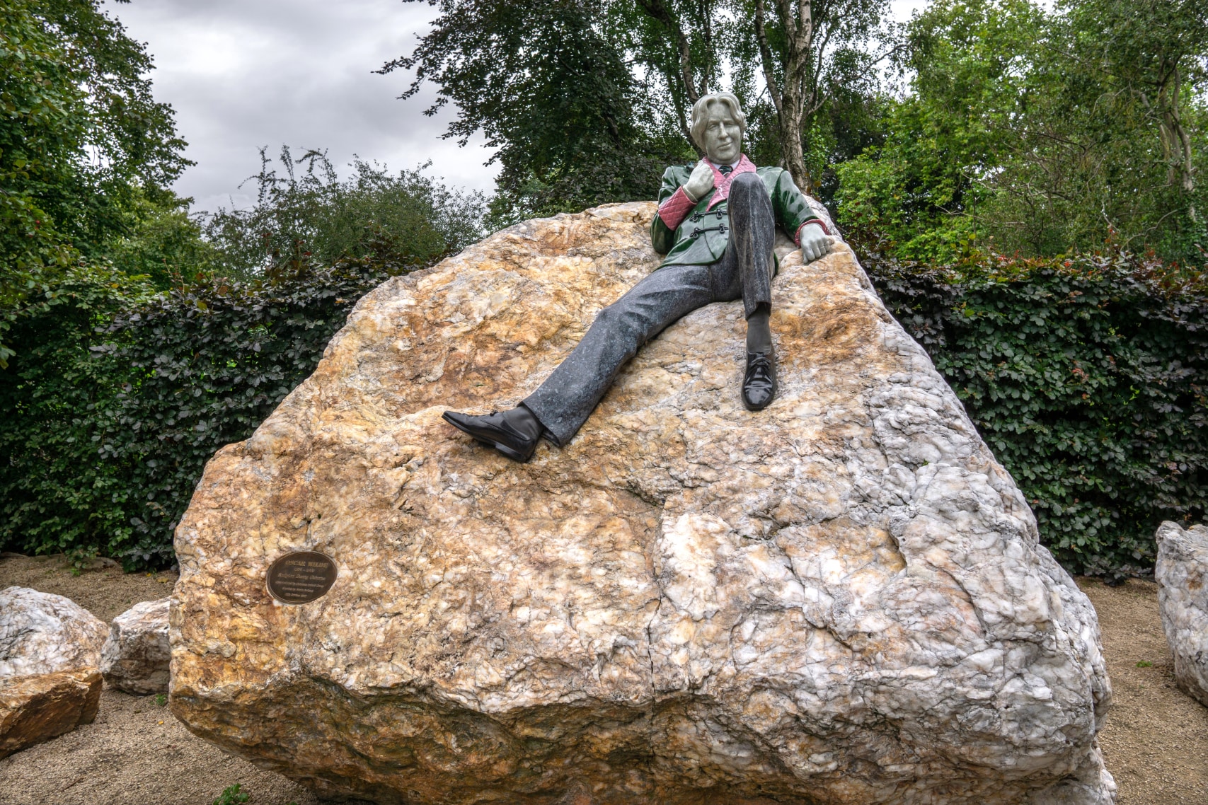A statue of Oscar Wilde by Danny Osborne in Merrion Square, Dublin. (cktravels.com/Shutterstock)