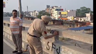 A police personnel removing the graffiti in Patiala on Wednesday. (HT Photo) A police personnel removing the graffiti in Patiala on Wednesday. (HT Photo)
