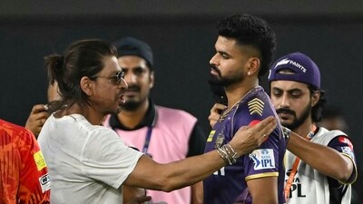 Bollywood actor and co-owner of Kolkata Knight Riders' team Shah Rukh Khan (L) speaks with captain Shreyas Iyer (2R) (AFP)