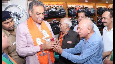 Continuing his campaign, Chandigarh BJP candidate Tandon spearheaded his foot march with a large contingent of supporters at Modern Housing Complex, Sector 21-market, and Sector 30 in Chandigarh. (HT Photo)