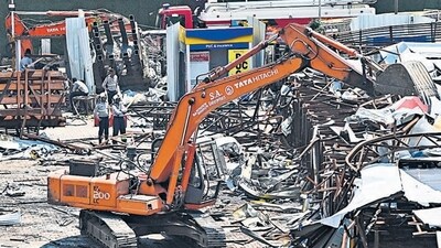 Mumbai, India. May 15, 2024: Over the past 40 hours, NDRF and Mumbai Fire Brigade officials have been carrying out search and rescue operations at the site of a billboard collapse in the Chedanagar area of Ghatkopar, Mumbai. This incident occurred due to heavy rain and strong winds, resulting in the loss of fourteen lives and leaving 75 others injured. May 15, 2024. (Photo by Raju Shinde/HT Photo) Mumbai, India. May 15, 2024: Over the past 40 hours, NDRF and Mumbai Fire Brigade officials have been carrying out search and rescue operations at the site of a billboard collapse in the Chedanagar area of Ghatkopar, Mumbai. This incident occurred due to heavy rain and strong winds, resulting in the loss of fourteen lives and leaving 75 others injured. May 15, 2024. (Photo by Raju Shinde/HT Photo)