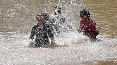 To minimise the impact of the heat wave and prevent serious ailments, doctors have advised people against going outdoors to the extent possible, and, if necessary, under adequate protection; especially between noon and 3 pm; take sufficient fluids as often as possible, even if one is not thirsty; and wear lightweight, light-coloured, loose, and porous cotton clothes. (AFP) To minimise the impact of the heat wave and prevent serious ailments, doctors have advised people against going outdoors to the extent possible, and, if necessary, under adequate protection; especially between noon and 3 pm; take sufficient fluids as often as possible, even if one is not thirsty; and wear lightweight, light-coloured, loose, and porous cotton clothes. (AFP)