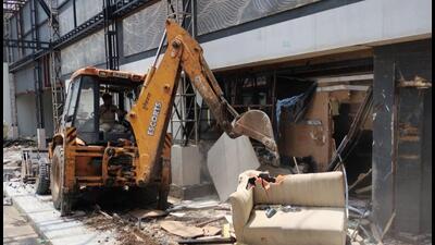 PMC has razed 54,300 square feet of unauthorised construction, including two hotels at Mundhwa, as part of demolition drive. (HT) PMC has razed 54,300 square feet of unauthorised construction, including two hotels at Mundhwa, as part of demolition drive. (HT)
