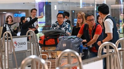 Passengers of Singapore Airlines flight SQ321 from London to Singapore, which made an emergency landing in Bangkok, are escorted by ground staff upon arrival at Changi Airport in Singapore. (AFP) Passengers of Singapore Airlines flight SQ321 from London to Singapore, which made an emergency landing in Bangkok, are escorted by ground staff upon arrival at Changi Airport in Singapore. (AFP)